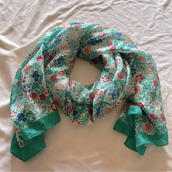 New without tag beautiful green 💯 % silk floral scarf - Picture 1 of 9